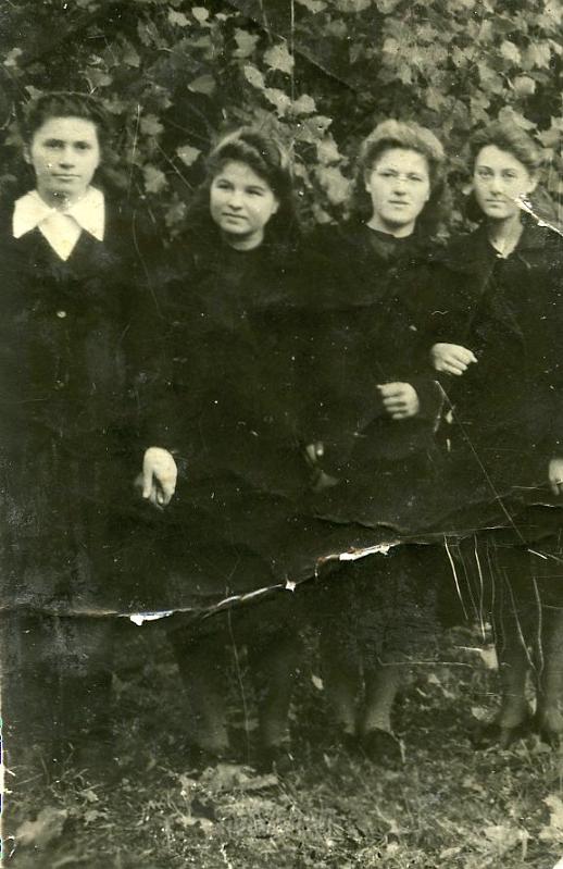 KKE 2345.jpg - Fot. W sadzie. Od prawej: p. Ciepluch, Zofia Ciepluch (z domu Bujko), Zuzanna Czerniawska (z domu Bujko), Białoruś, 1948 r.